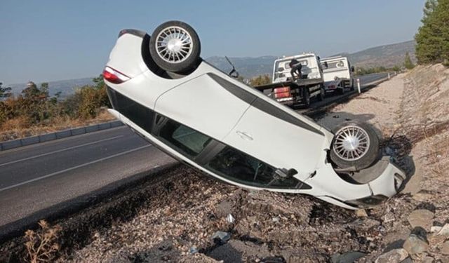 Burdur'da kontrolden çıkan otomobil takla attı