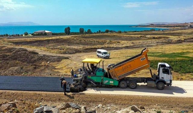 Erciş’te yol asfaltlama çalışması