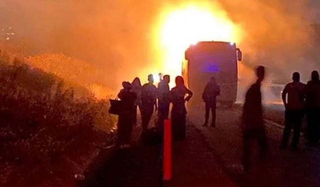 Seyir halindeki yolcu otobüsü alev topuna döndü