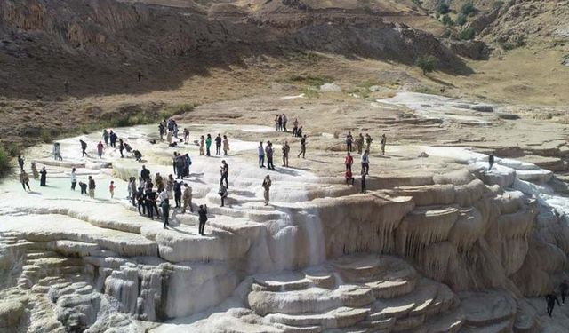 Başkale'nin yeni öğretmenleri travertenlere hayran kaldı