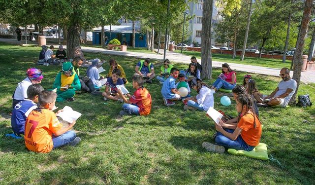 Van'da farkındalık oluşturmak amacıyla parkta kitap okudular