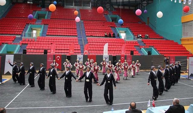 Van ekibi, halk oyunları bölge yarışmasında 3 birincilik aldı