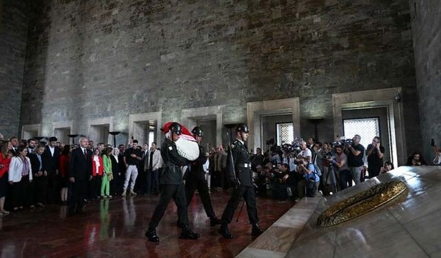 Kemal Kılıçdaroğlu, 1922 kişiyle Anıtkabir'e ziyaret gerçekleştirdi