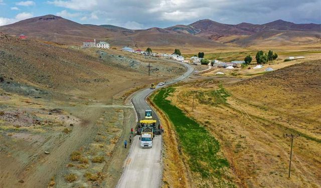 Türkiye’nin en soğuk ilçesinde beton yol çalışması