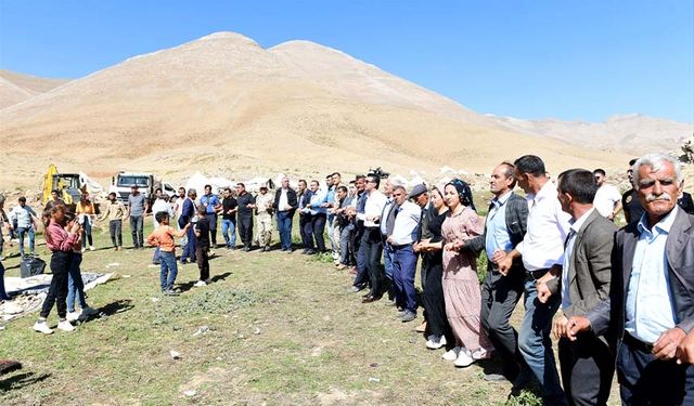 Van'da besiciler yayla yolunun açılışını halay çekerek kutladı