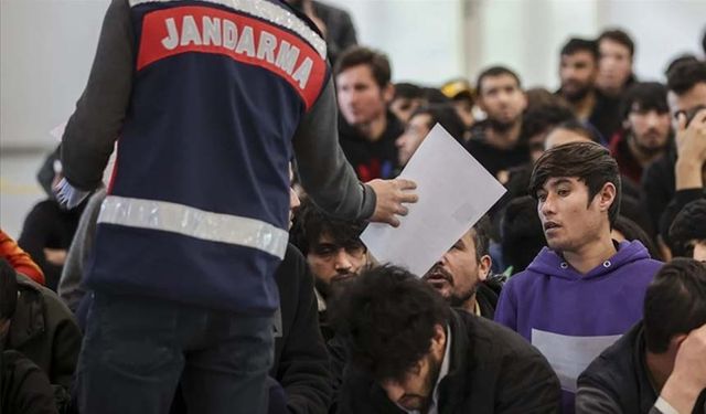 Türkiye'de düzensiz göçle mücadele! 42 bin 875 düzensiz göçmen sınır dışı edildi