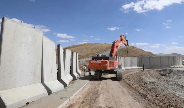 Van-İran sınırında güvenlik duvarı çalışmaları devam ediyor