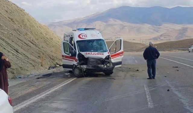 Van'da ambulans yoldan çıktı: 4 yaralı