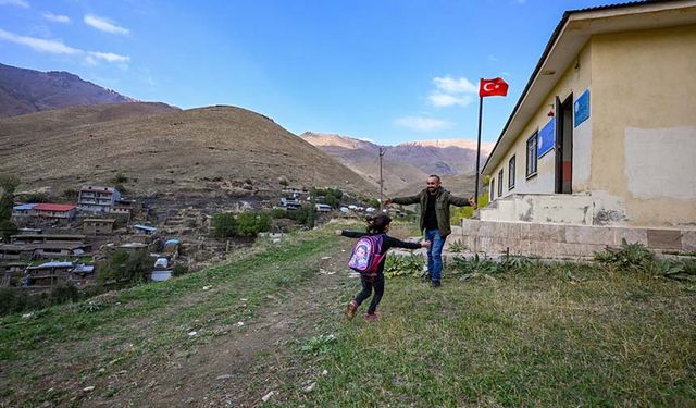 Cihan öğretmen yürüyerek gittiği mezrada yeniden göreve başladı