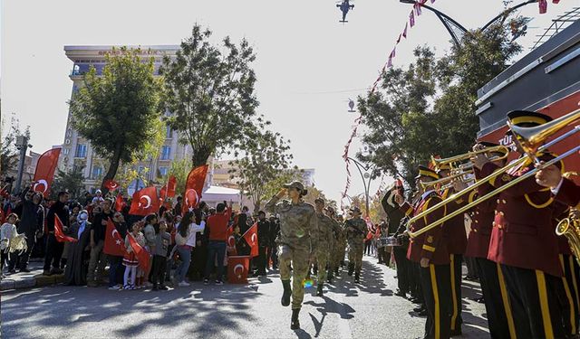 Van'da Cumhuriyet'in 100. yılı kutlandı