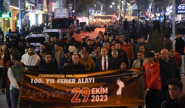 Van'da Cumhuriyet'in 100. yılı fener alaylarıyla kutlandı