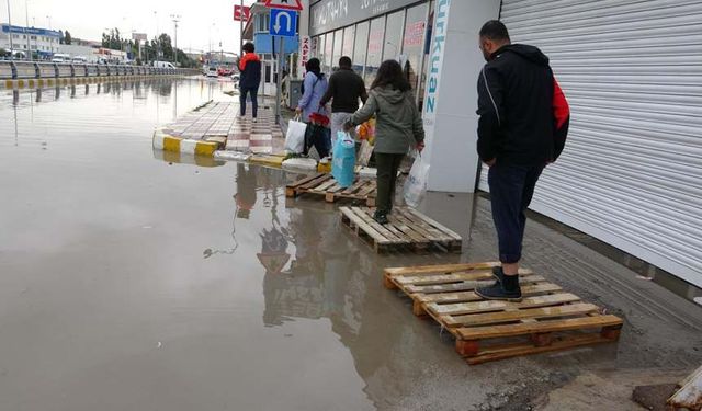 Van’da ev ve iş yerlerini su bastı