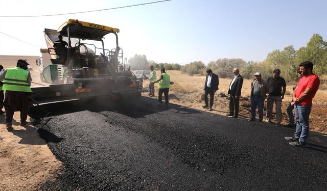 Tuşba’da asfalt yol çalışması