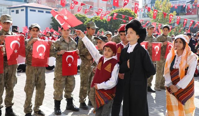 Erciş’te Cumhuriyet’in 100. yılı coşkuyla kutlandı