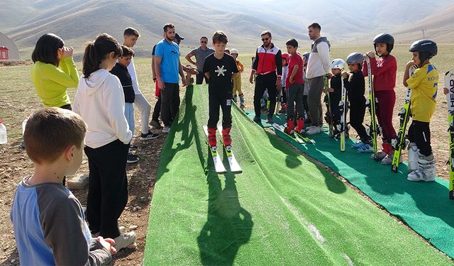 Van'da yağladıkları halıda kayarak şampiyonaya hazırlanıyorlar