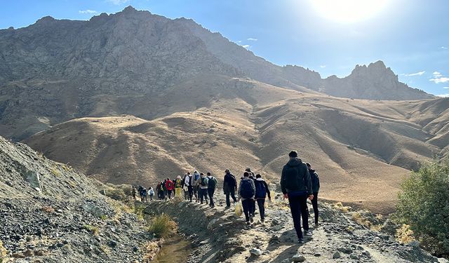 Van Gölü için Erek Dağı’na tırmandılar