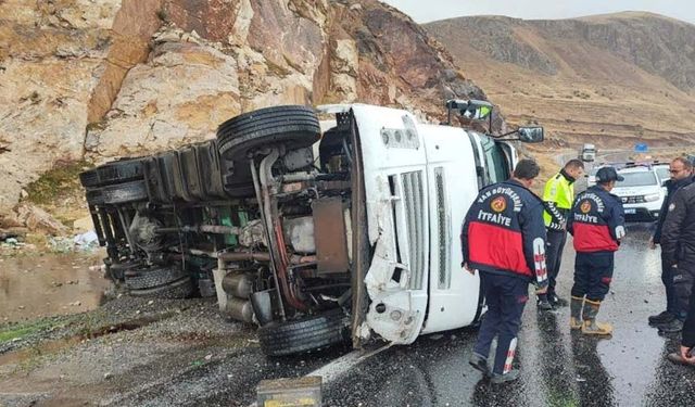 Van'da trafik kazası! Gıda yüklü tır devrildi