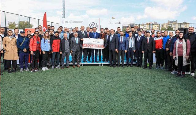 Van'daki okullara ve spor kulüplerine malzeme desteği