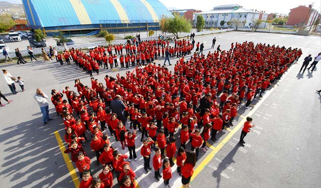 Van'da öğrenciler Cumhuriyet Bayramı'nı coşkuyla kutladı