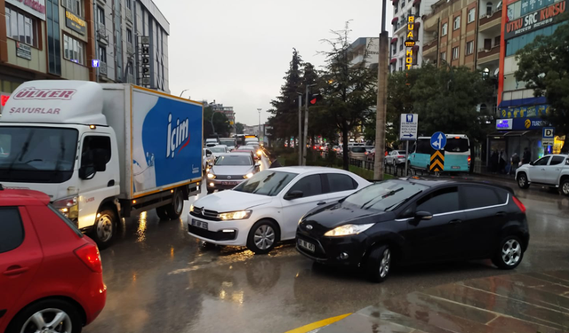 Yağmurlu havalarda Van trafiği can sıkıyor