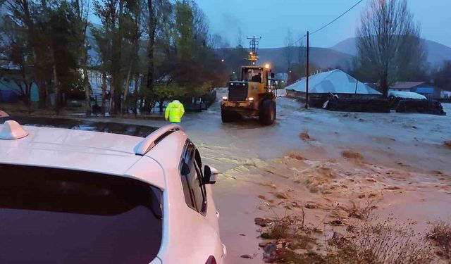 Bingöl’de selde mahsur kalan 2 çoban ve 30 hayvan kurtarıldı