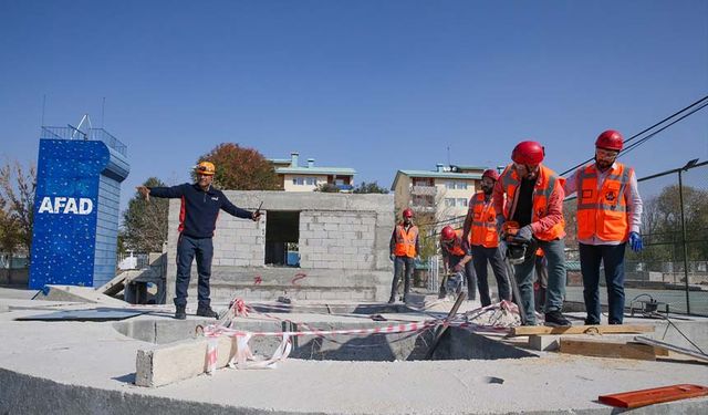 "Van depreminin kahramanları" birçok kişiye umut oldu