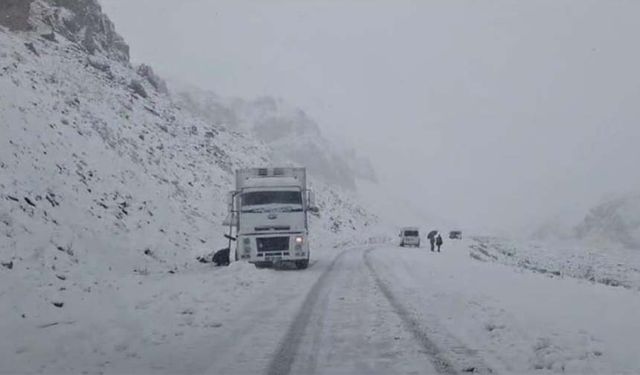 Karabet Geçidi'nde kar yağışı trafiği olumsuz yönde etkiledi