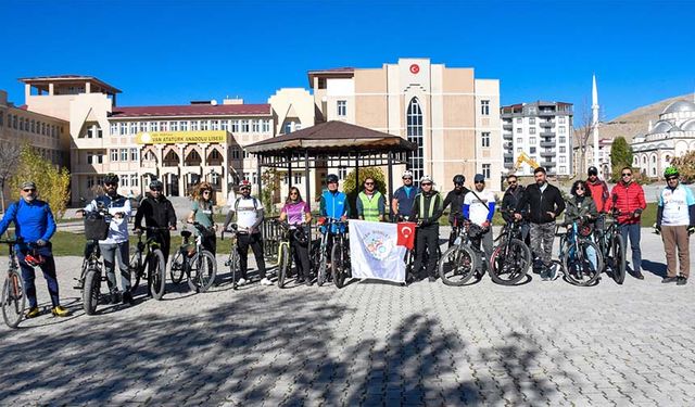 Van'da öğretmenler bisiklet topluluğu kurdu! Hem pedallıyorlar hem Van'ı keşfediyorlar