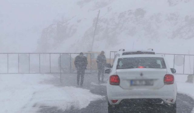 Van'da o yol trafiğe kapatıldı