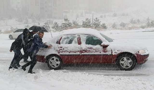 Van’da kar hayatı felç etti: Araçlar yolda kaldı