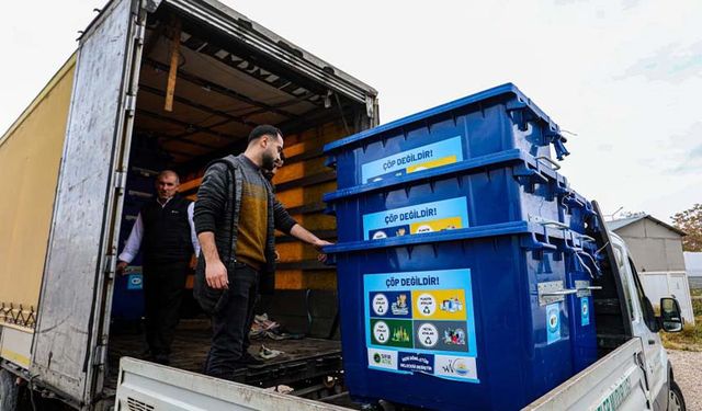 Van Büyükşehir Belediyesi'nden 13 ilçeye plastik çöp konteyneri