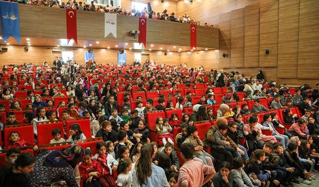 Van'da öğrenciler için ücretsiz tiyatro gösterileri başladı