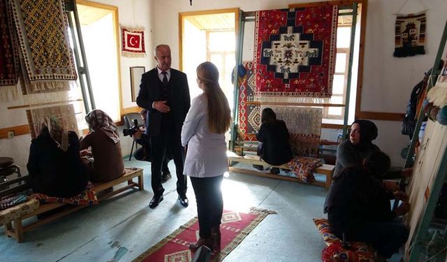 Başkan Akman’dan kilim ve halı dokuma kursuna ziyaret