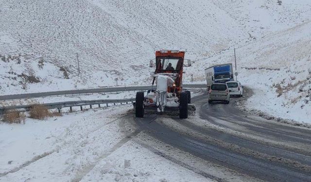 Van'da Güzeldere Geçidi’nde kar yağışı