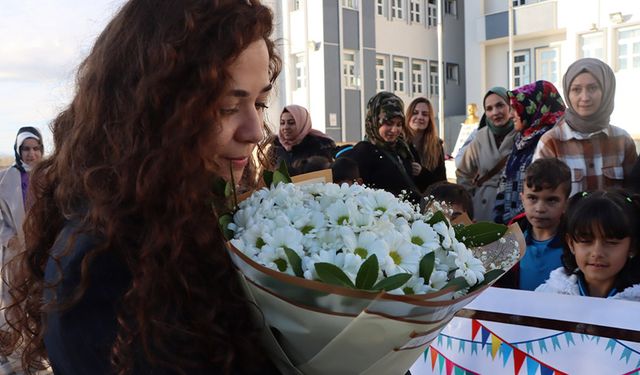 Van'da öğrenci ve velilerden öğretmenleri duygulandıran kutlama