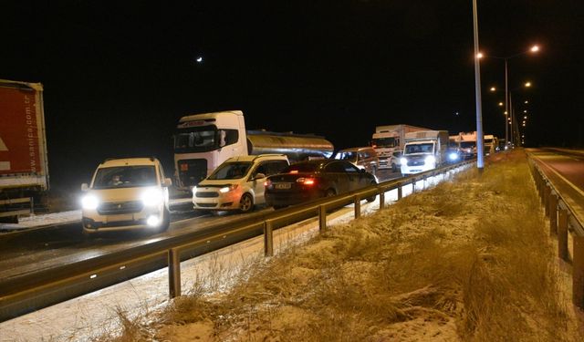 Erzurum'da kuzey çevre yolu ulaşıma kapandı