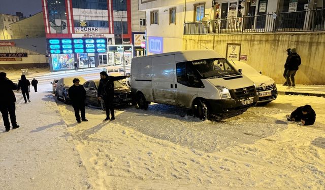 Erzurum'da zincirleme kaza! 8 araç birbirine girdi!