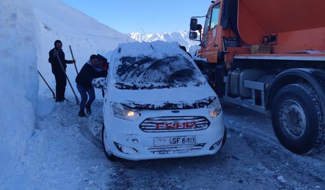 Çığ altında kalan araçlardan biri çıkarıldı