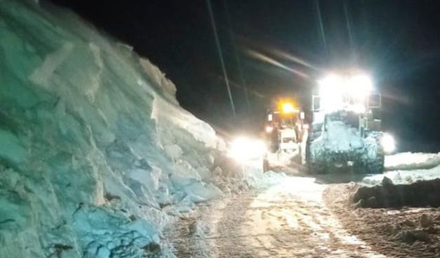 Van’da üzerine çığ düşen iş makinesi kurtarıldı