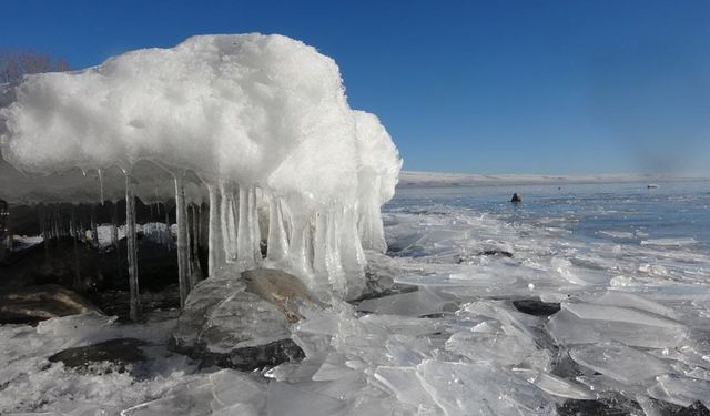 Çıldır Gölü soğuk havaya dayanamayıp dondu