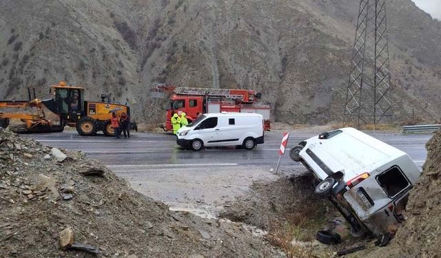 Hakkari-Van kara yolunda kontrolden çıkan minibüs devrildi