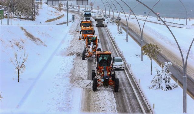 Karayolları ekipleri Van dahil 5 ilde 320 iş makinesiyle karla mücadele edecek