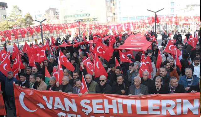 Van’da şehitler için yürüyüş düzenlendi