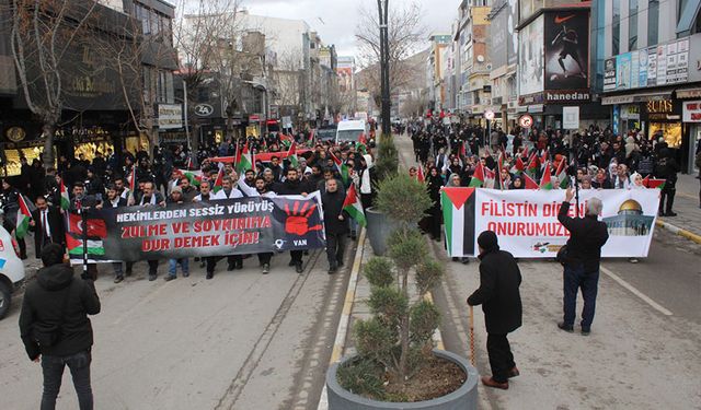 Van’da sağlık çalışanlarından ‘sessiz yürüyüş’