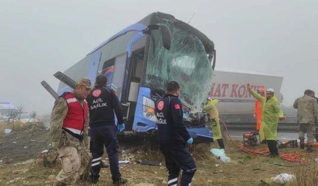 Yolcu otobüsü ile 2 tır çarpıştı: 1 ölü, 15 yaralı