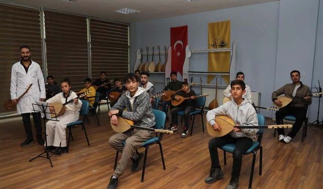 Van'da bağlama kursu yoğun ilgi görüyor