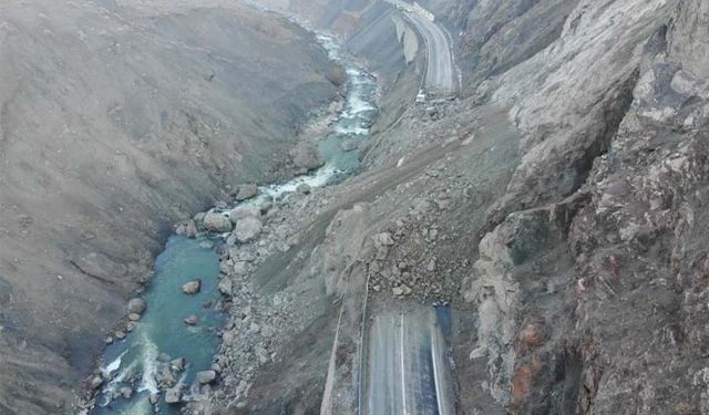 Yüksekova’nın Van ve Hakkari ile ulaşımı kesildi