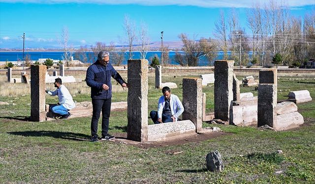 Van'daki Selçuklu Mezarlığı'nda sandukalı mezar ortaya çıkarıldı