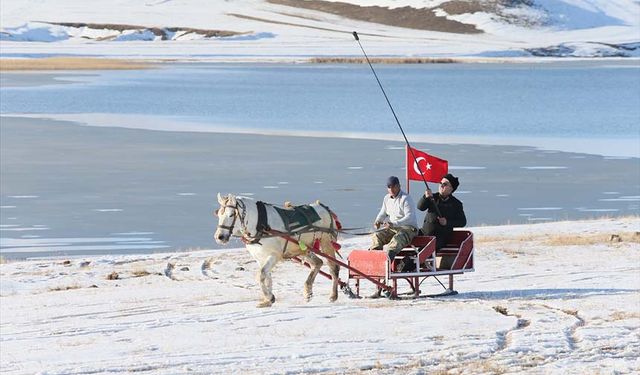 Çıldır Gölü soğuk havanın etkisiyle dondu