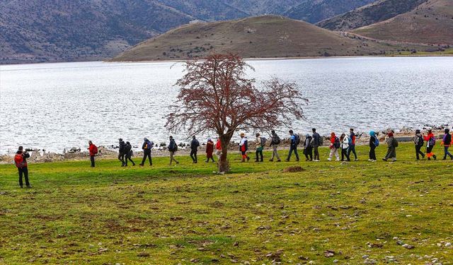 Doğaseverler Van Gölü koylarında yürüyüş yaptı